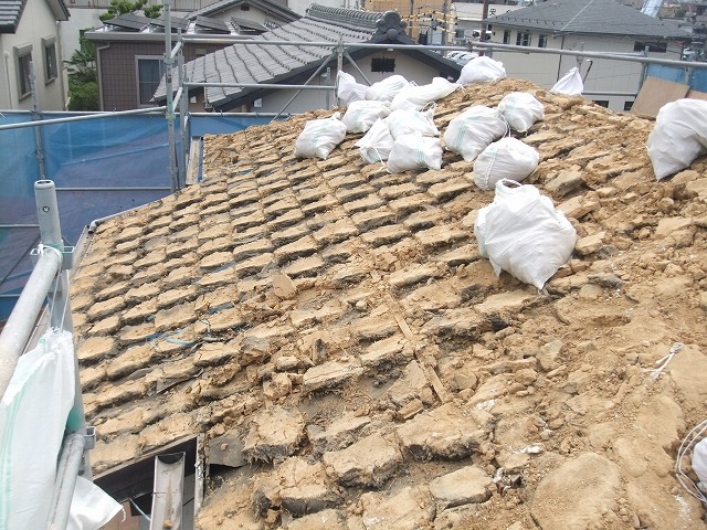 名古屋市名東区にて大きい地震で不安になったお客さま住宅の葺き替え工事、解体に伴い土葺きの土を撤去